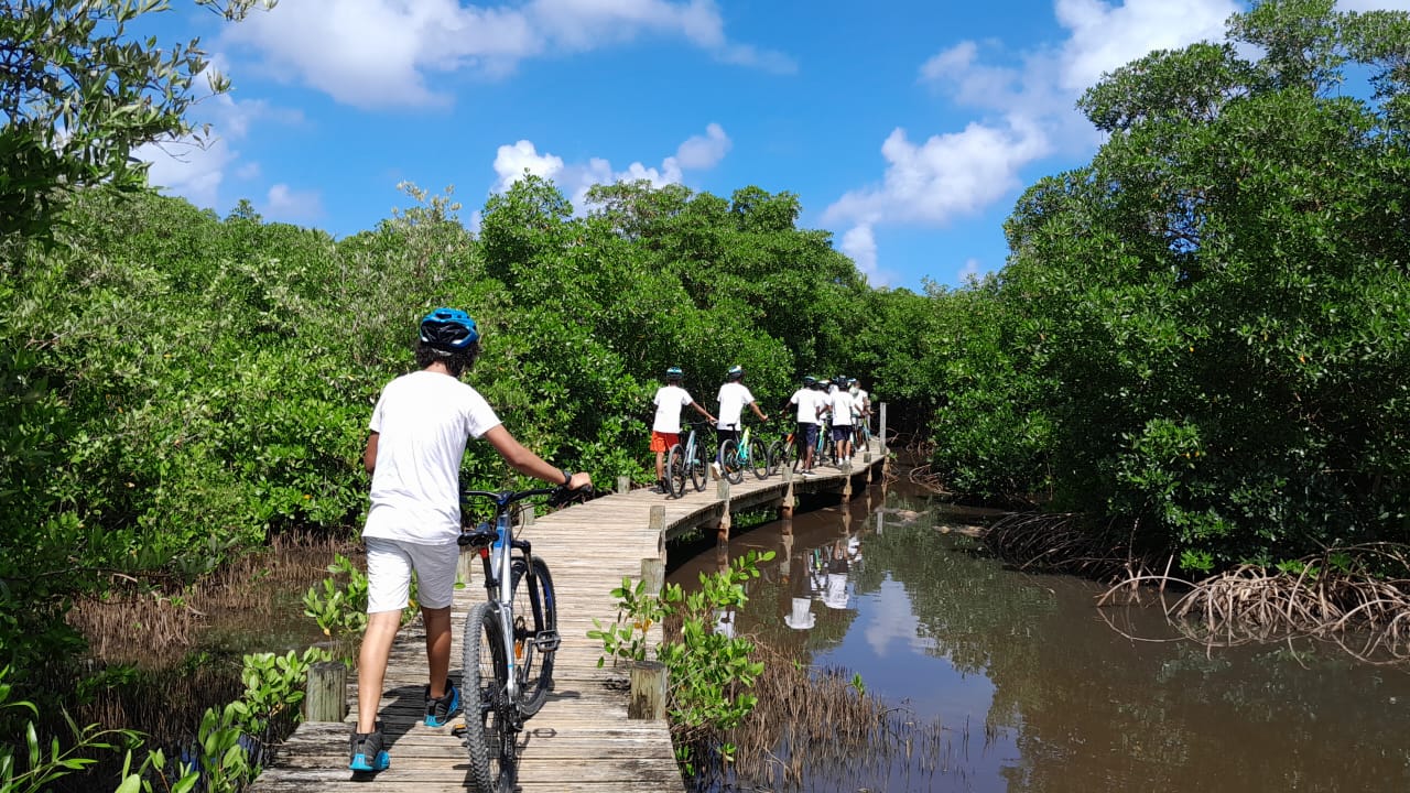 Famille participant à une activité vélo en Guadeloupe