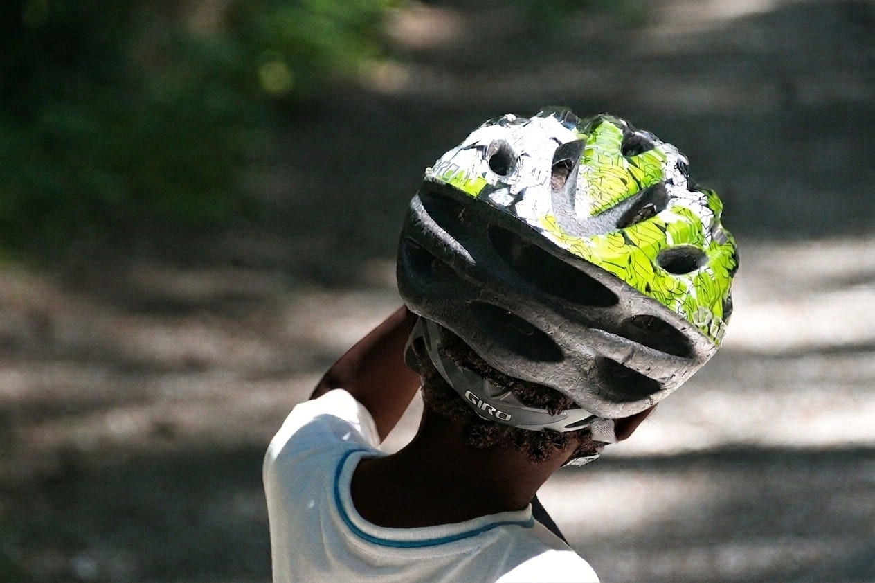 Enfant souriant apprenant à faire du vélo avec Mon École de Vélo Guadeloupe